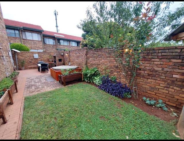 4 BEDROOM TOWNHOUSE FOR SALE IN MAGALIESKRUIN